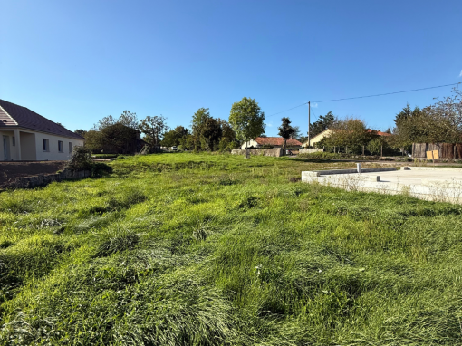 Terrain constructible à Massilly